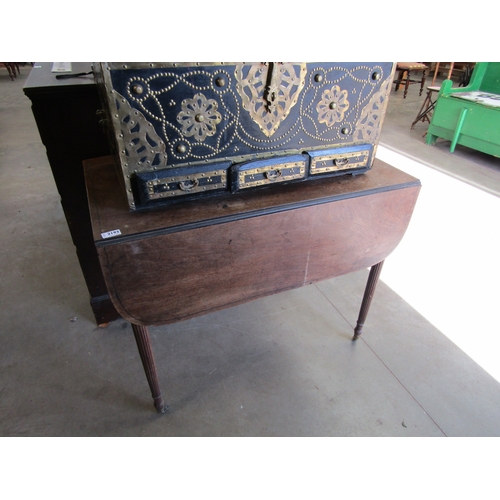 2193 - A Georgian mahogany Pembroke table with single drawer and faux drawer, reeded legs on brass castors ... 