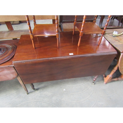 2204 - A Georgian mahogany drop-leaf tbale