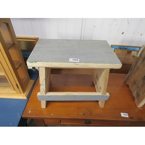 2265 - Two rustic pine stools    (E)  £10-20