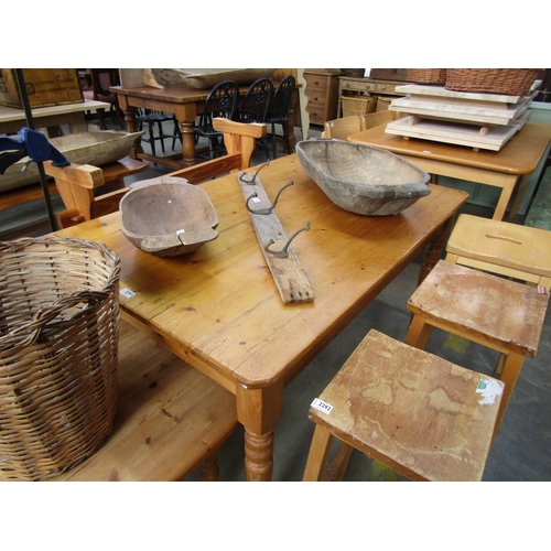 2293 - A Victorian pine kitchen table 137 x 89cm