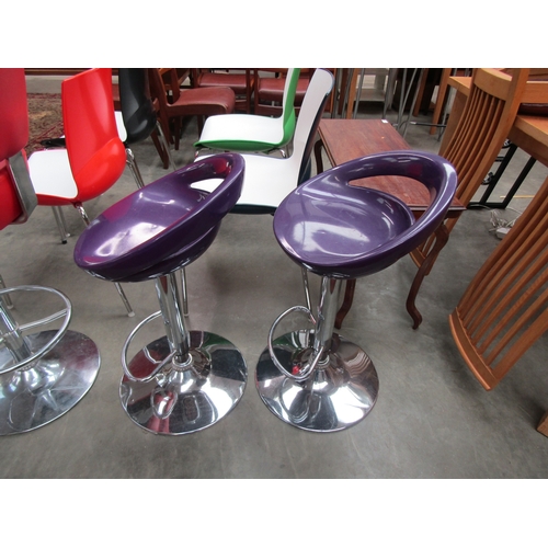 2383 - A pair of mauve plastic and chrome bar stools