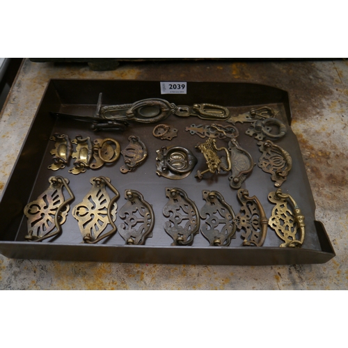 2039 - A tray of Victorian  and Arts and Crats brass furniture handles   (R)