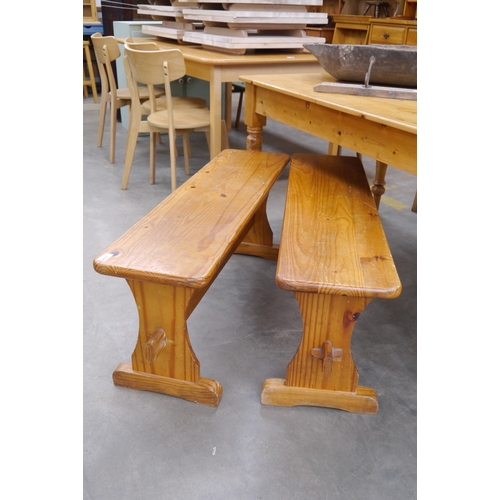 2294 - A pair of pine benches 111cm long