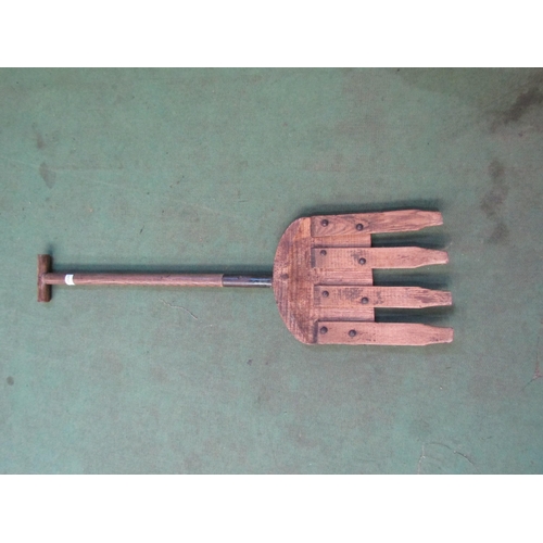 5021 - A 'T' handle Wells malting fork
