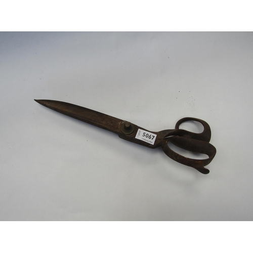 5067 - A pair of tailors scissors