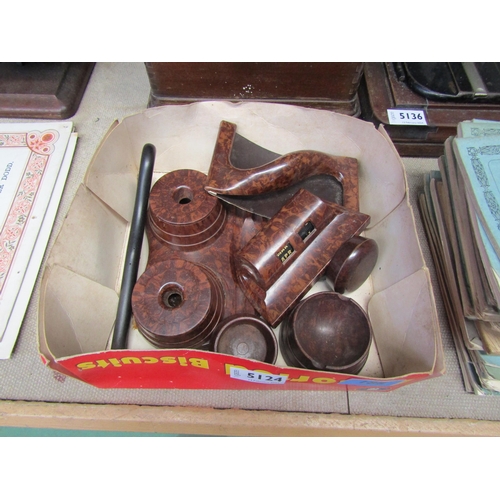 5124 - A selection of bakelite desk items including perpetual calendar