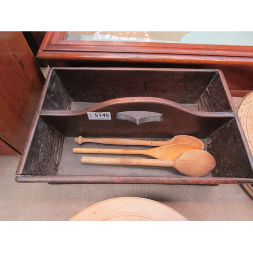 5145 - A rustic oak cutlery tray and three wooden spoons