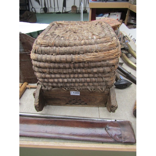 5200 - A wood and straw beehive