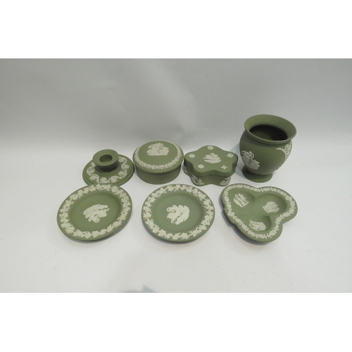 4426 - A retro rose vase and a selection of Wedgwood Jasperware