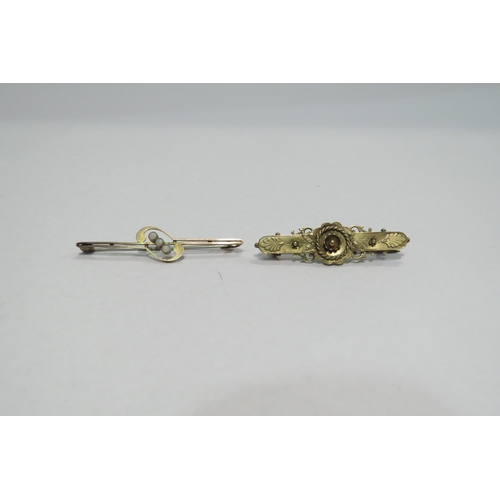 4377 - A 9ct gold brooch and another     (R) £25