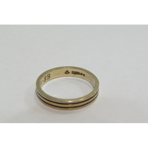 4388 - A 9ct gold band, size O, 2.4g