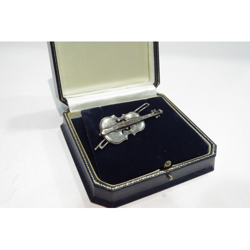 4389 - A white metal violin and bow brooch