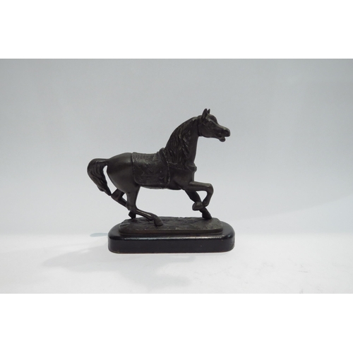 4398 - A vintage classical Arab horse on a wooden plinth, 15.5cm tall     (R) £25