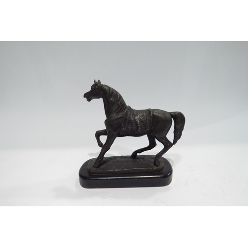 4398 - A vintage classical Arab horse on a wooden plinth, 15.5cm tall     (R) £25