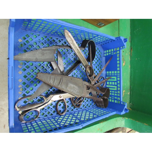 2078 - A tray of sheep shears and scissors     (R) £10