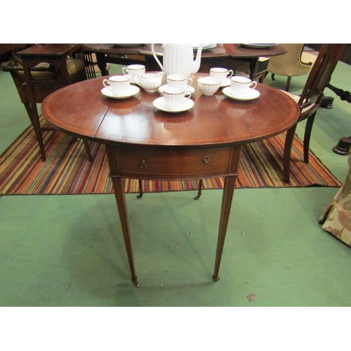 4170 - An Edwardian line inlaid and crossbanded mahogany circular top Pembroke table, the rising leaves ove... 