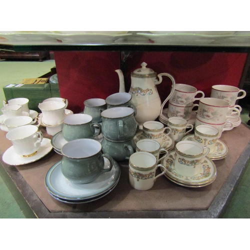 4228 - A large quantity of tea and coffee wares including Shelley, Aynsley 