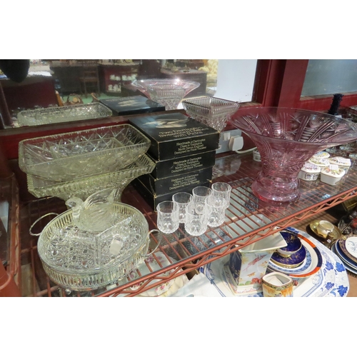 4452 - A selection of glassware including vases, bowls, boxed dishes and glasses, etc     (R) £0