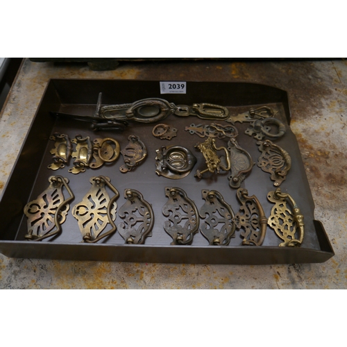 2058 - A tray of Victorian  and Arts and Crats brass furniture handles