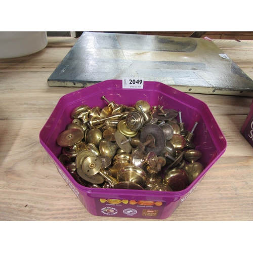 2059 - A tub of brass furniture knobs