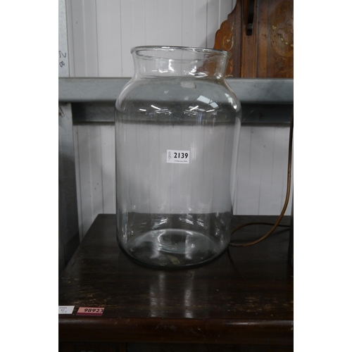 2139 - A clear glass vase