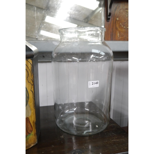 2140 - A clear glass vase