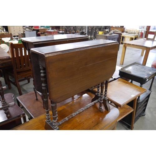 2180 - An Edwardian walnut Sutherland table