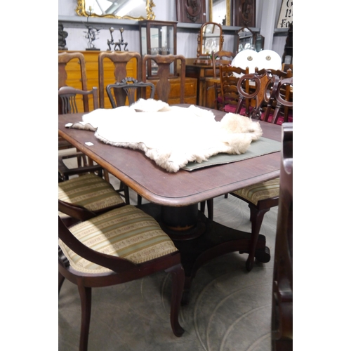 2192 - A 19th Century mahogany tilt top dinning table