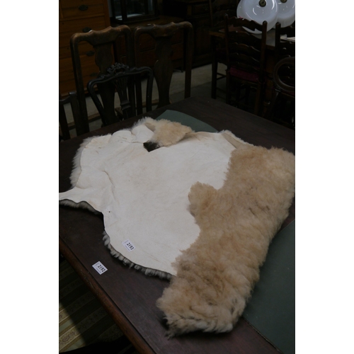 2193 - A sheep skin rug