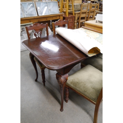 2274 - A mahogany dining table with cabriole legs     (E) £10-20