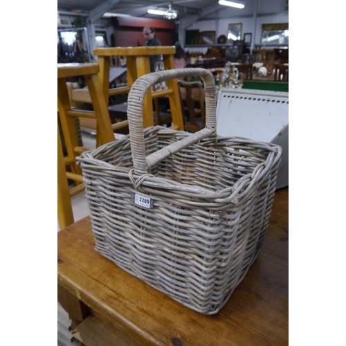 2280 - A wicker basket, handle centre strut      (R) £10