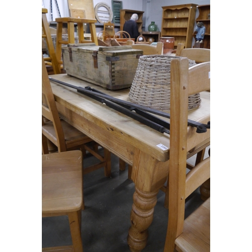 2288 - A pine kitchen table, single drawer, bolbous legs, 152cm x 89cm     (R) £70