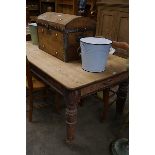 2295 - A Victorian pine scrub top table, drawers both ends, boulbous legs 3' x 5'