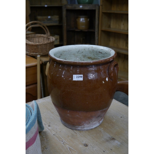 2299 - A Victorian glazed egg crock      (E) £20-30