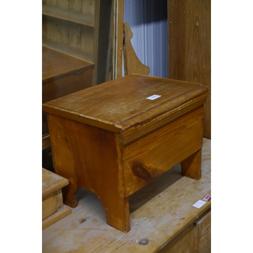 2323 - A pine lift top box stool     (E) £10-20