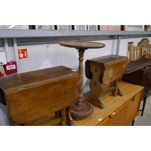 2402 - A Victorian occasional table and two oak drop-leaf occasional tables (3)