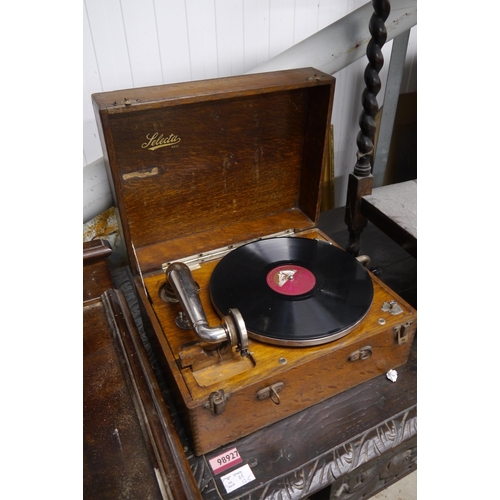 2416 - An oak cased gramophone