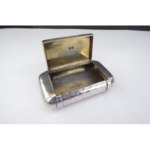 6431 - A Georgian silver snuff box engraved 