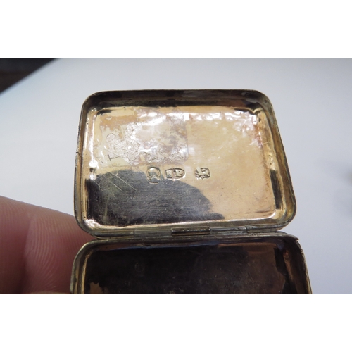 6433 - A Samuel Pemberton silver snuff box, Birmingham 1810, with engraved decoration 13.2g and a George Un... 