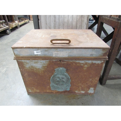 2044 - A Victorian strong box     (E) £20-30