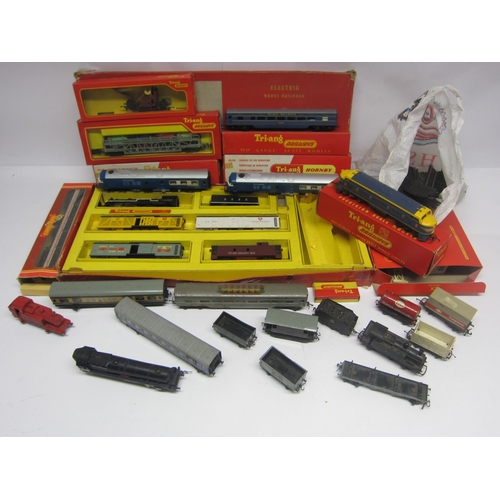 8460 - A collection of predominantly Triang 00 gauge model railway locomotives, rolling stock and accessori... 