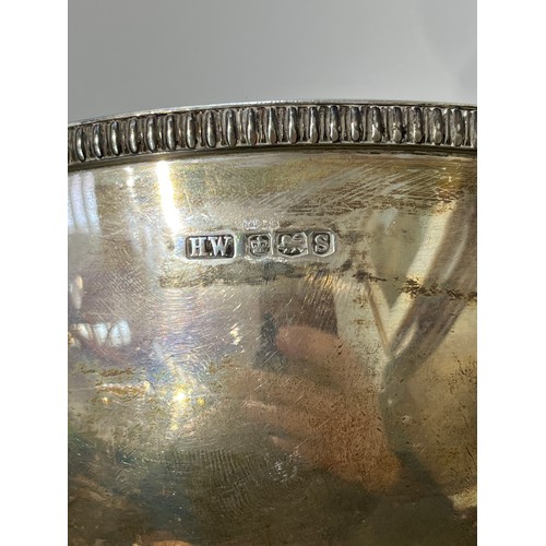 6028 - A Lee & Wigfall silver cup, Sheffield 1960, 24cm tall, 664g