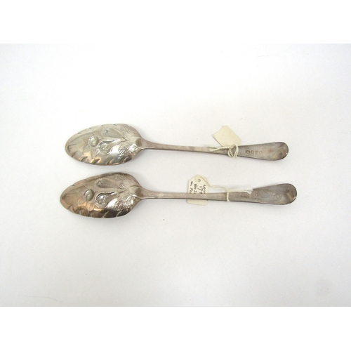 6452 - A pair of Georgian George Smith (III) & William Fearn silver berry spoons, London 1794, 107g