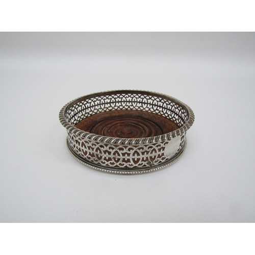 6471 - A Daniel & John Wellby silver pieced wind coaster with gadrooned edge, wooden detachable base, Londo... 