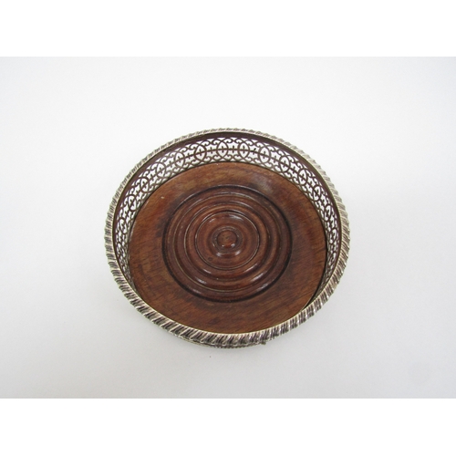 6471 - A Daniel & John Wellby silver pieced wind coaster with gadrooned edge, wooden detachable base, Londo... 