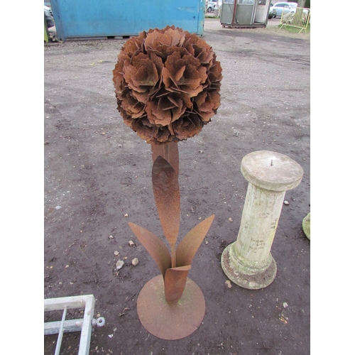 3411 - A metal floral garden sculpture