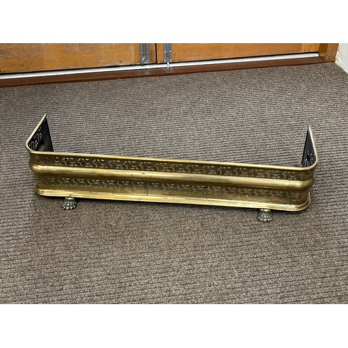 6108 - A Georgian pierced brass fire fender on lion paw feet, 97cm long  (R)  £40