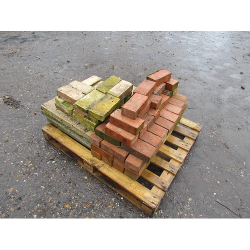 3418 - A pallet of bricks and slabs