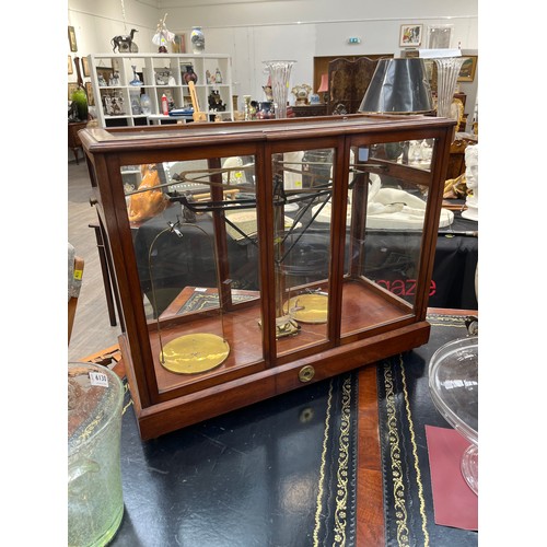 6128 - A vintage set of scientific scales in mahogany case with double door entry, 56.5cm x 70cm x 30cm