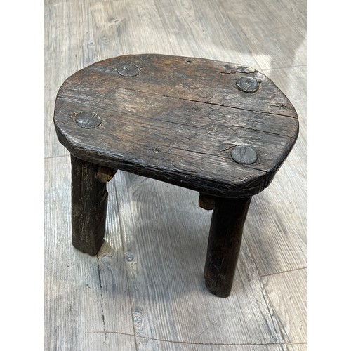 6138 - A small 17th/18th Century primitive oak stool, 25cm x 30cm x 21.5cm